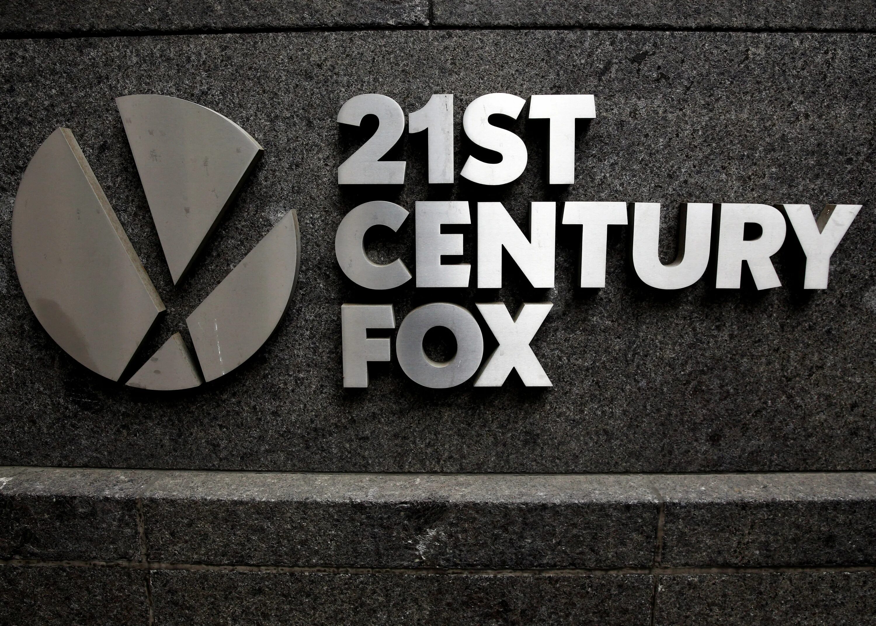 Twenty first century. 21st Century Fox проекты. 21st Century Fox Comcast. 21 Century Fox. Киностудия 21 век Фокс.