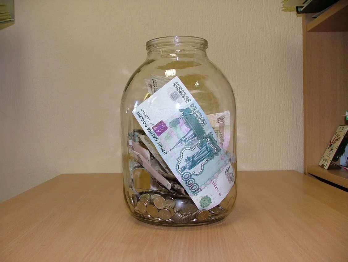 Стеклянная банка с деньгами. Банка с деньгами. Сбережения в банке. Храните деньги в банках. Деньги в банке.