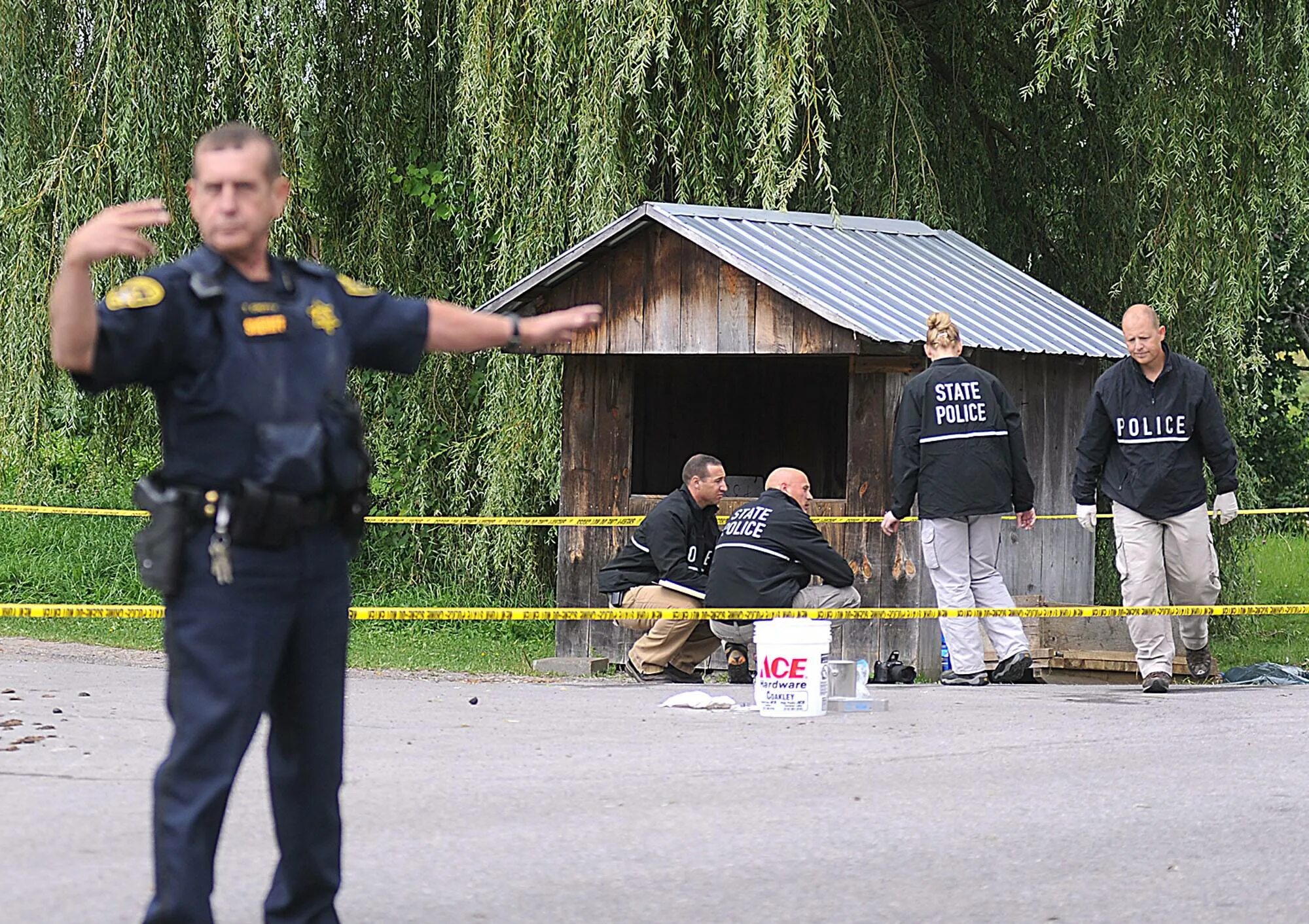 The police decided to go with investigation. Полиция на месте преступления. New York State Police Investigator.