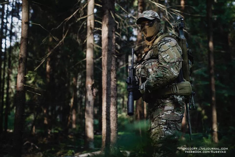 Снайпер спецназа вдв. Камуфляж лес. Тактическая разведка. Тактическое снаряжение спецназа ссо. Спецназовец в лесу.