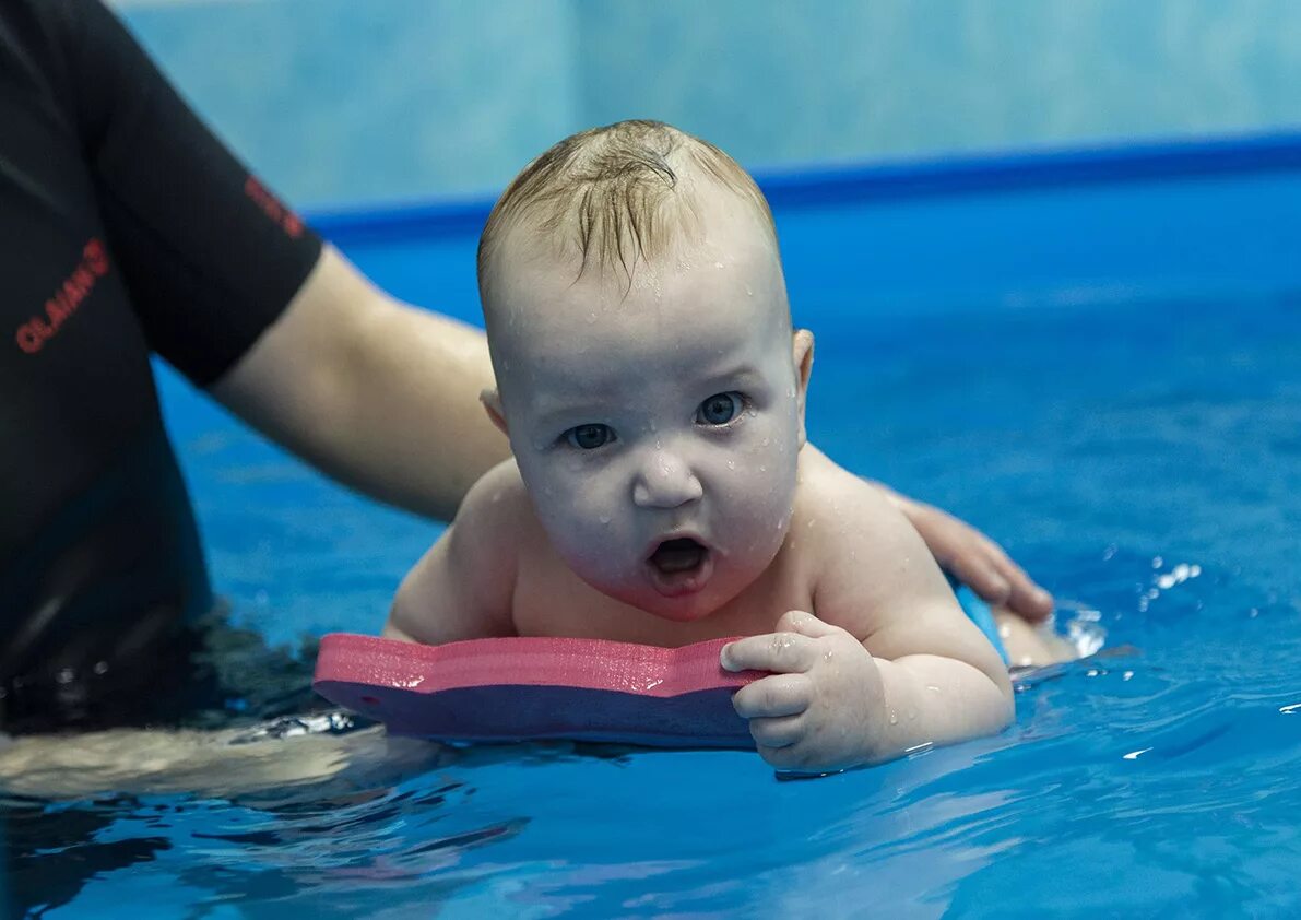 Грудничковое плавание с какого. Грудничковое плавание Aqua Baby. Груднички в бассейне занятия. Грудничковый бассейн. Маленький бассейн для детей.