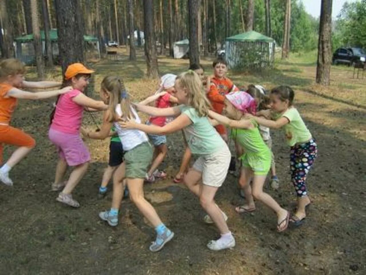 В каком лагере дети из белгорода. Дети в кругу в лагере. Дети сидят в кругу в лагере. Дети на улице летний лагерь. Дети играют в лагере.