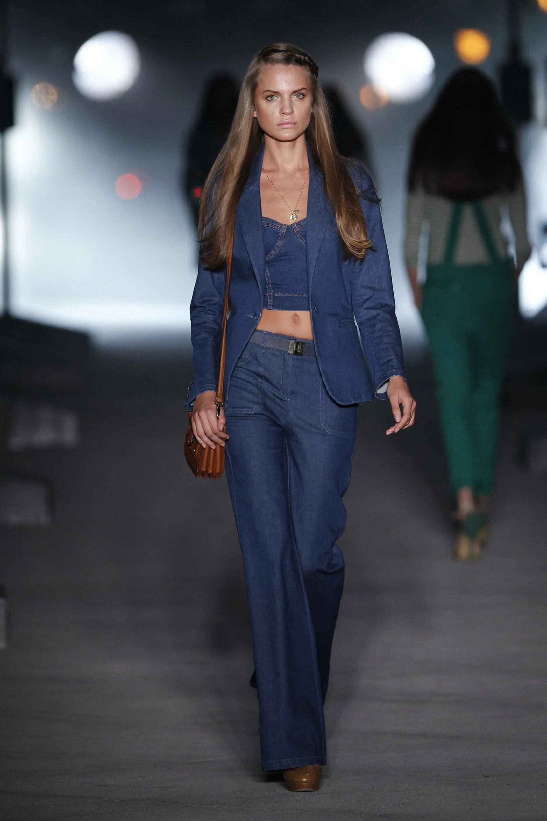 Брючные костюмы для девушек. Деним тотал лук тренд 2021 темный. Брючный костюм с жилетом. Брючные костюмы для девушек. Молодежные костюмы для девушек.