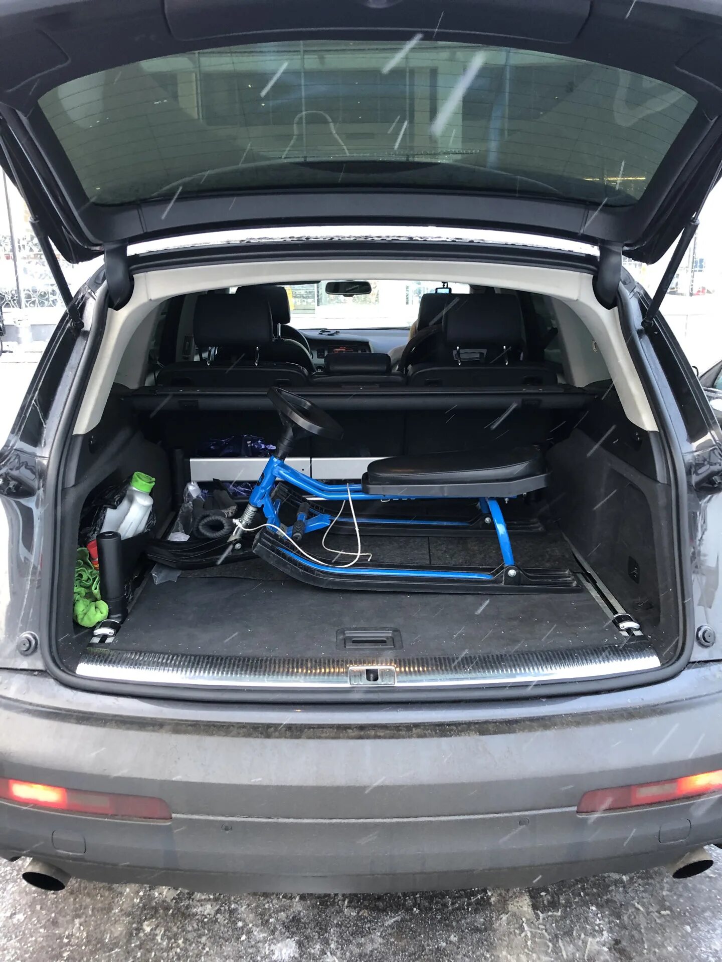 Багажник q7 4l. Открытый багажник ауди q7. багажник audi q7 4l. ауди q7 2008 багажник. ауди q7 2007 багажник.