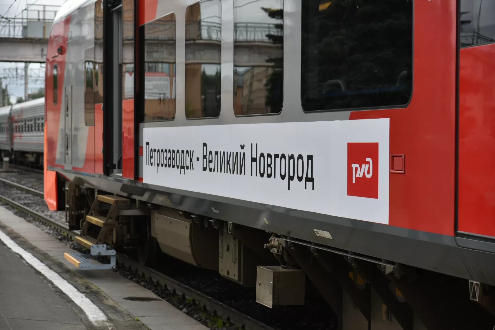 Ласточка из санкт петербурга в великий. Поезд ласточка великий новгород. поезд 819 петрозаводск великий новгород. великий новгород петрозаводск ласточка. поезд ласточка великий новгород санкт-петербург.