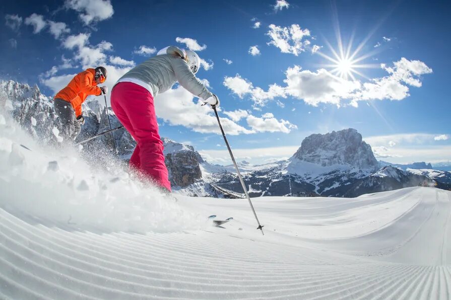 Skiing holiday. Доломити супер ски Селла Ронда. Зимний туризм. Сезонные горнолыжный курорт.