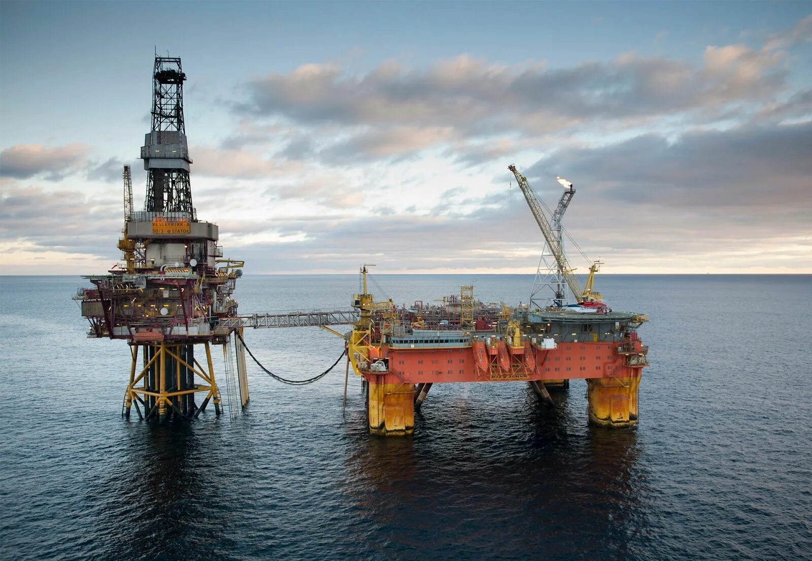 Ресурсы в море добыча. Нефтегазовые месторождения норвегии. месторождения нефти в северном море. нефтедобыча в северном море. месторождения нефти и газа в северном море.