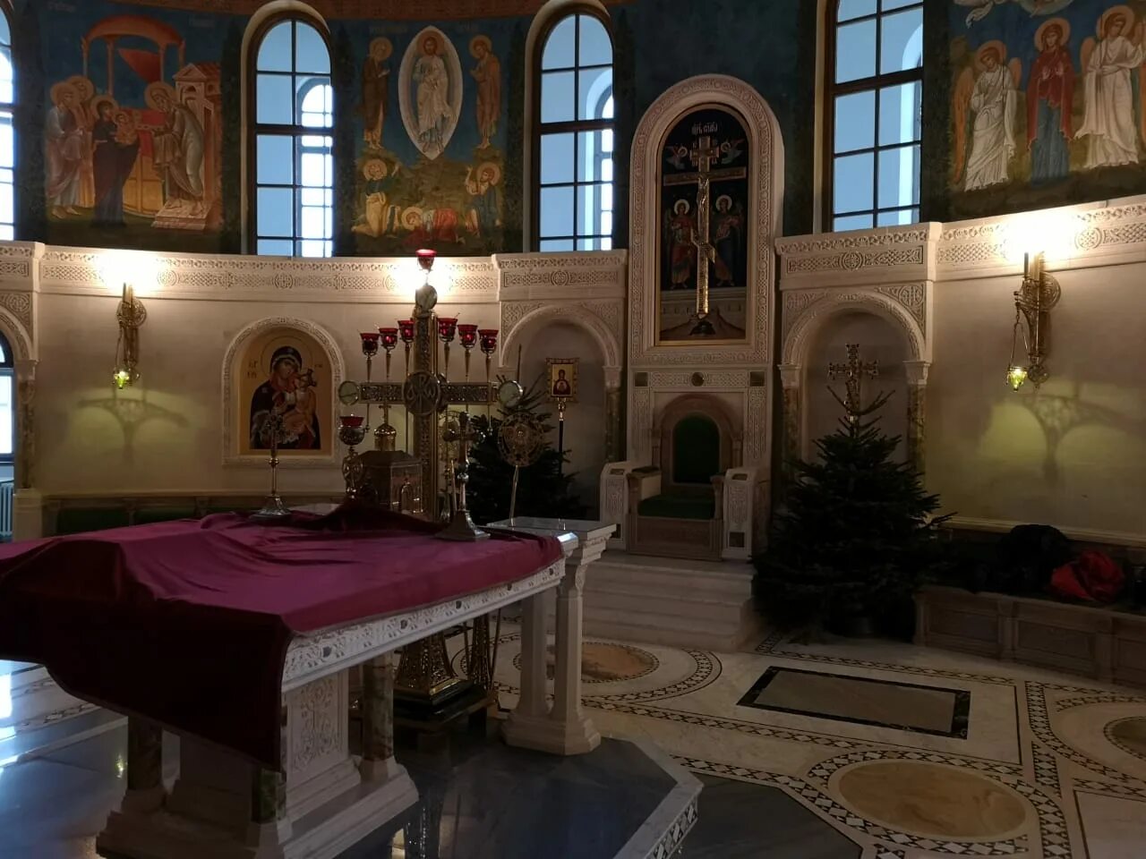 Белосток интерьер католического собора. Часовня на реке. Алтарь в католической церкви. Маленький храм без алтаря 7 букв. Алтарь сан марко.