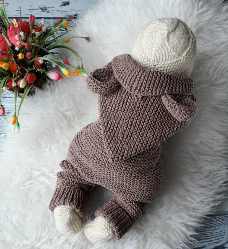 Детский вязаный комбинезон для новорожденного. Комбинезон для малыша спицами. Детс вязаные комбинезоны. Детский вязаный комбинезон для новорожденного. Вязаный комбинезон для девочки.