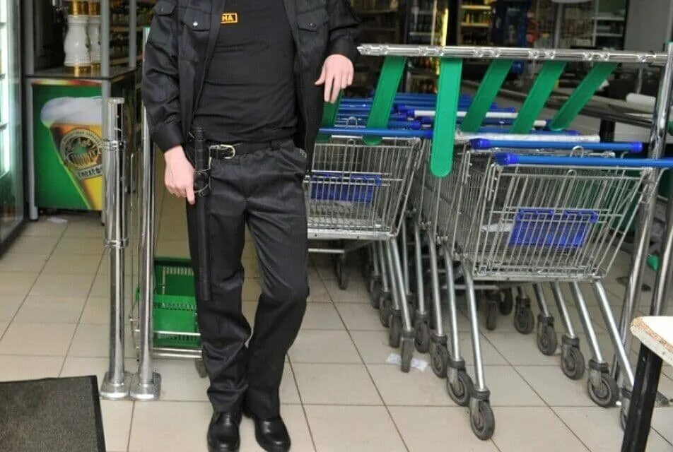 Закупки охрана. Охрана супермаркета. Охранник гипермаркета. Охранник в магазине. Охранник Пятерочки.