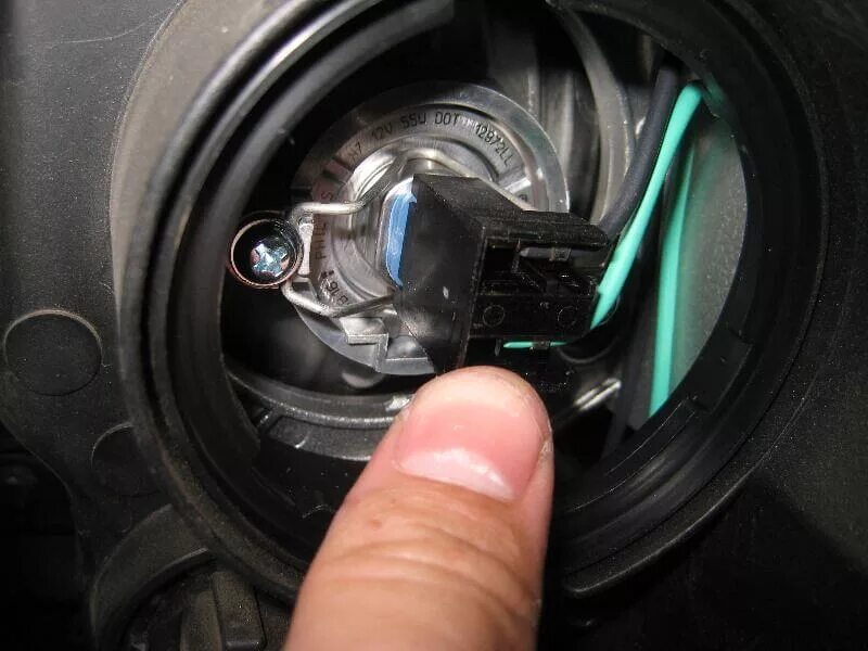 Лампа спортаж ближний. Лампочка ближнего света на Kia Sportage. Киа Спортаж 3 лампа ближнего света. Лампочки ближнего Спортейдж 3. Лампочка ближнего света Киа Спортейдж 3.