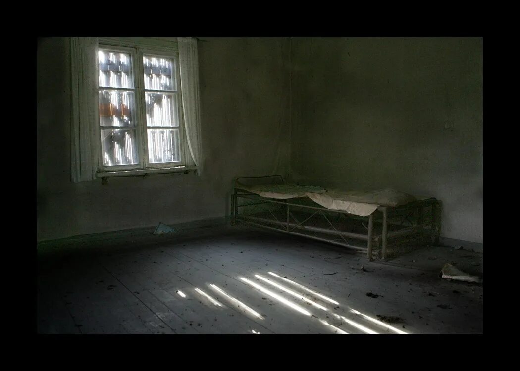 В квартире пустой какой отстой. Пустая комната. Старая комната с матрасом. Пустая Старая комната. Пустая комната с кроватью.