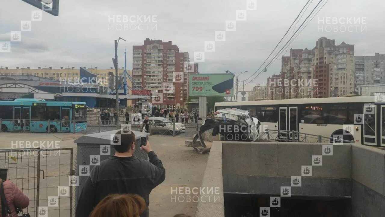 Напротив полиции. Напротив полиции