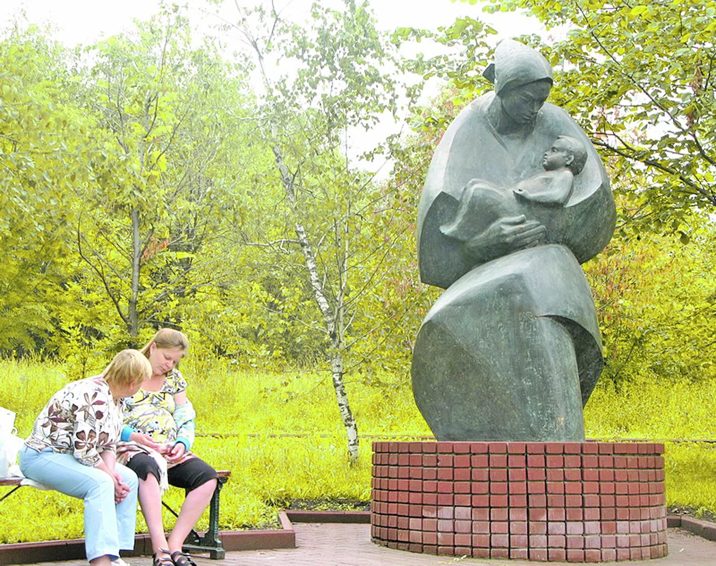 Памятник в честь матери. Памятник мать и дитя Москва. Скульптурная композиция "мать и дитя" Новочебоксарск. Памятники «мать и дитя» Ростов Садовая. Памятник материнству в Москве.