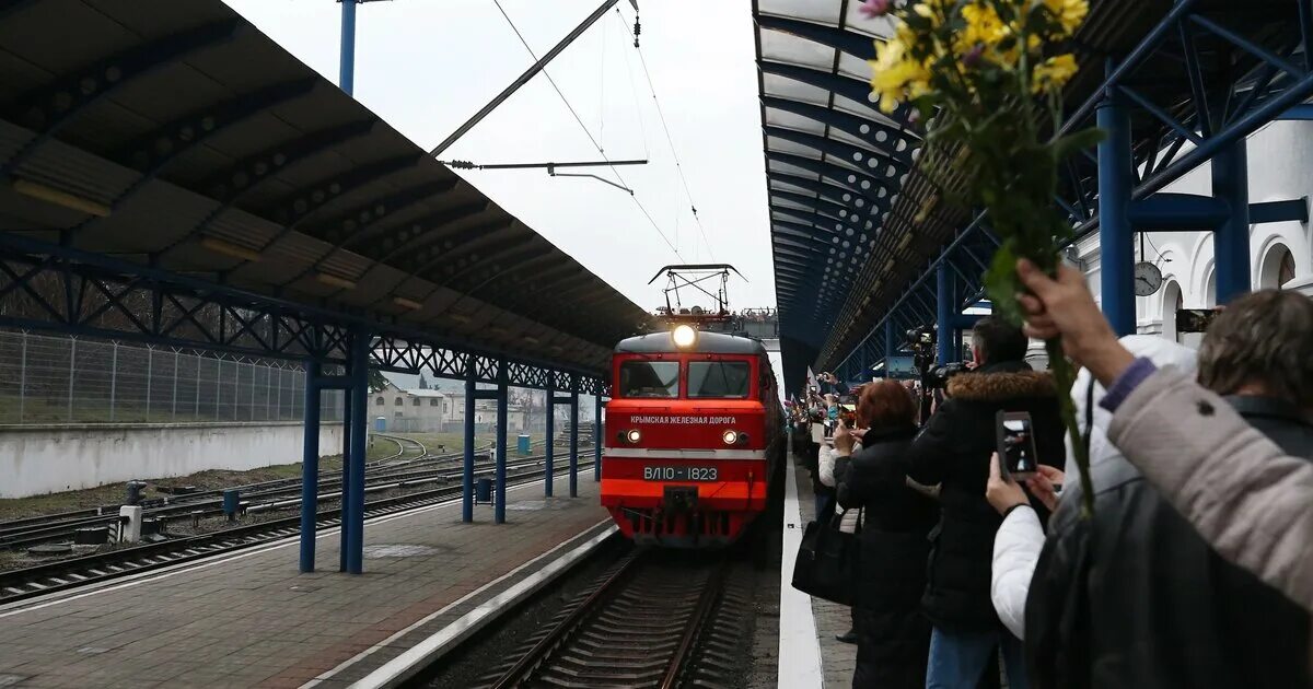 Сколько времени едет поезд по крымскому мосту. Поезд Таврия Крымский мост. Поезд прибывает. Прибывать на вокзале. Поезд прибывает на станцию.