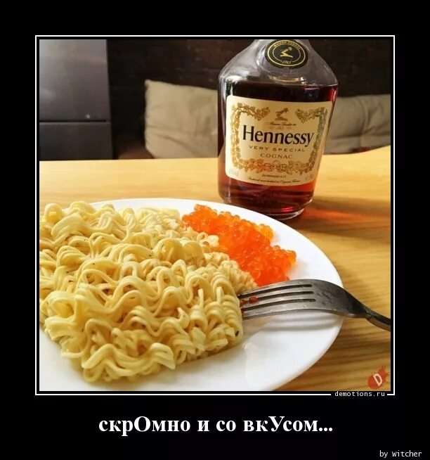 Бежевые брюки палаццо длинные. Зал скромно и со вкусом. Красивая скромная одежда. Бежевая юбка с полосатой майкой. Скромно но со вкусом.