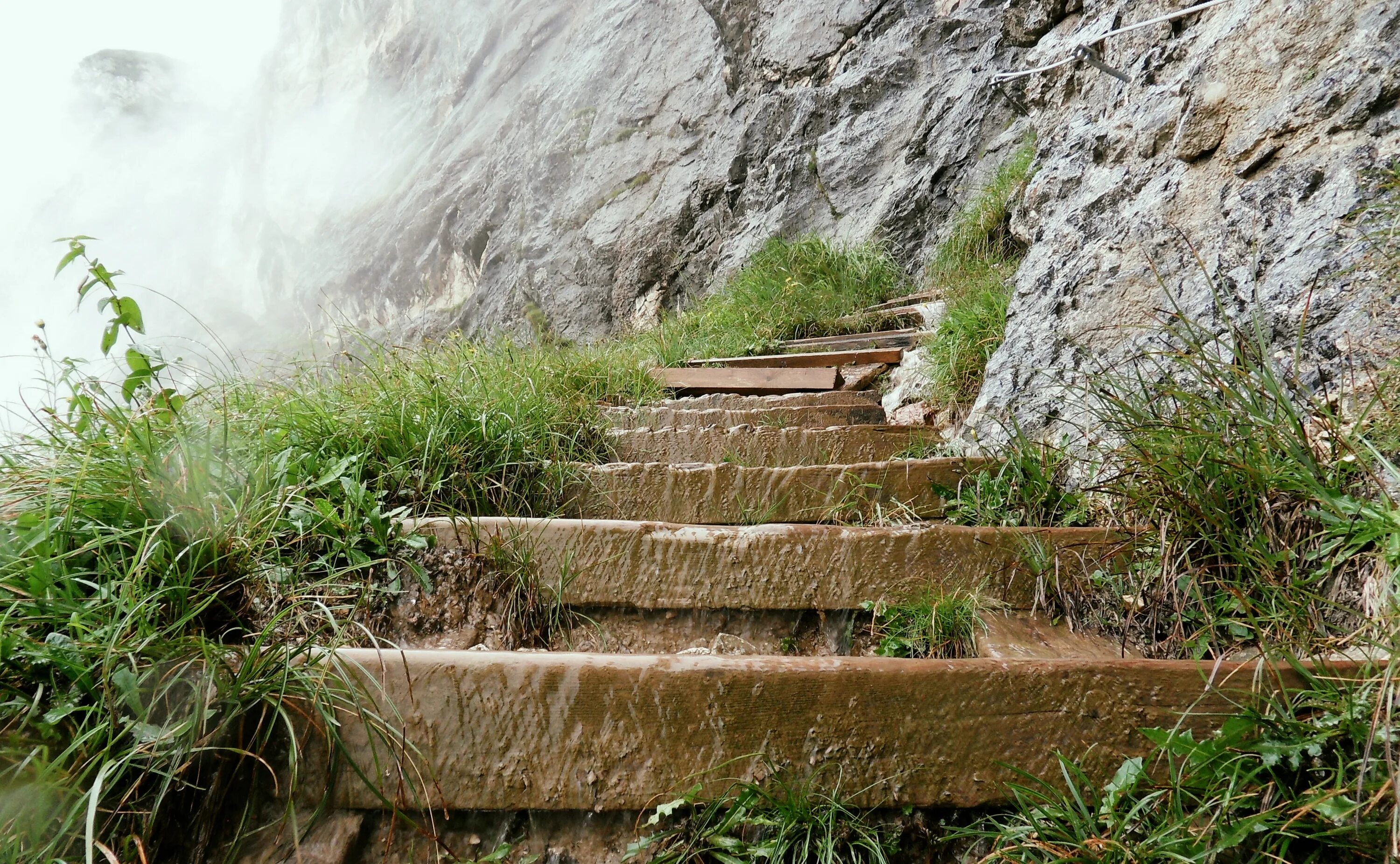 Ступеньки в гору. Каменная лестница. Лестница в горах. Каменная лестница в горах. Thousand steps