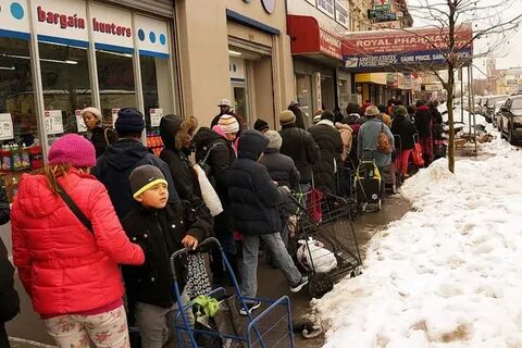 В очереди за хлебом стояли