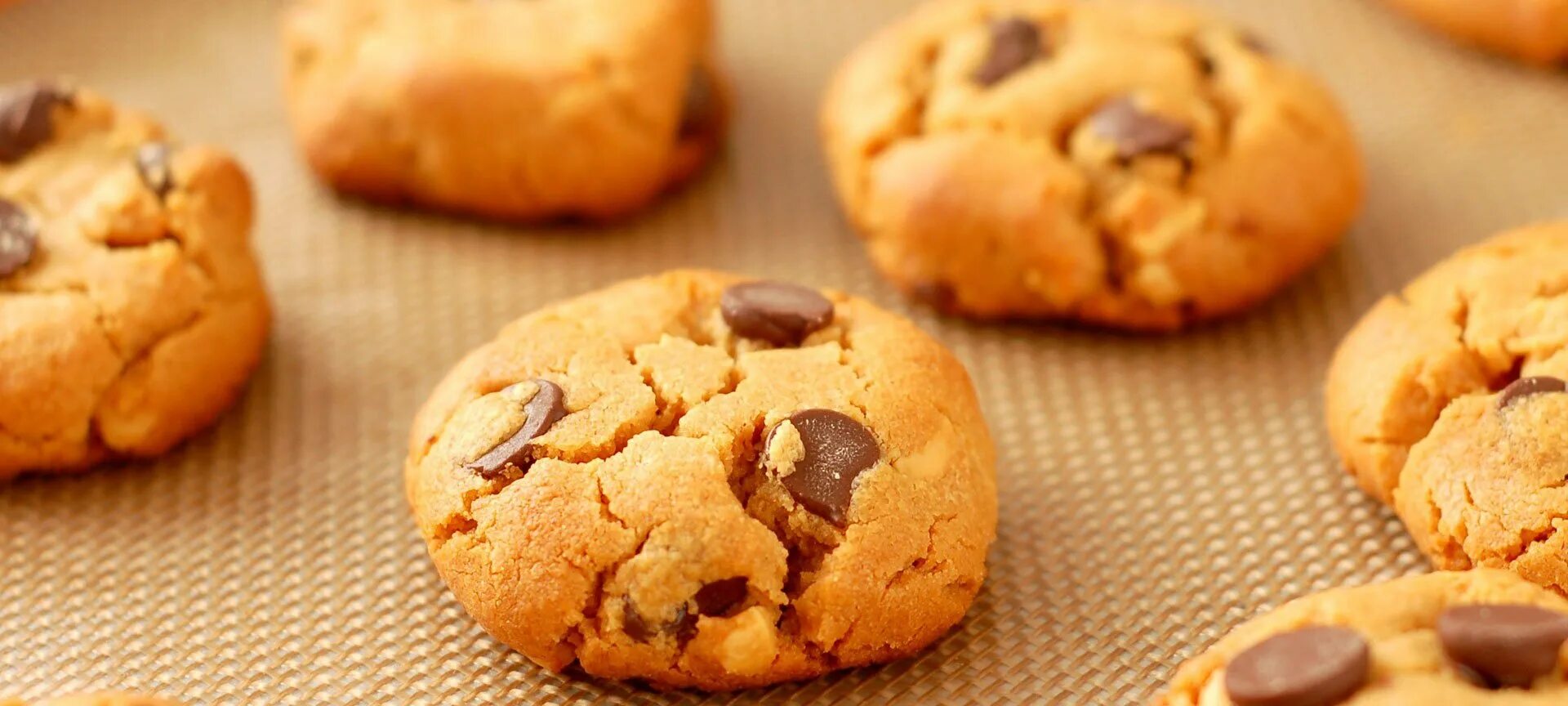 Какие есть печенья. Американское шоколадное печенье кукис. Печенье «песочное». Песочное печенье с шоколадом. Печенька с начинкой внутри.