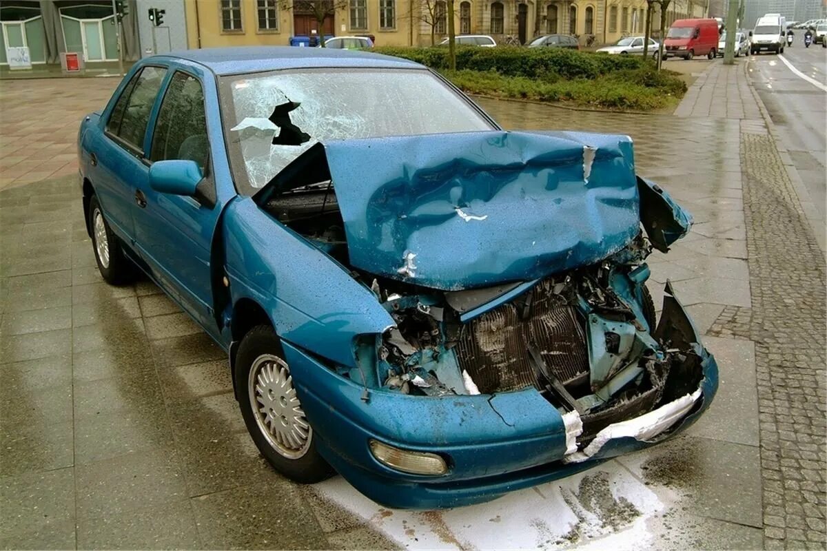 Тойота авенсис 2 после аварии. Битая машина. Битая ж. Битые машины. Битый toyota corolla fielder.