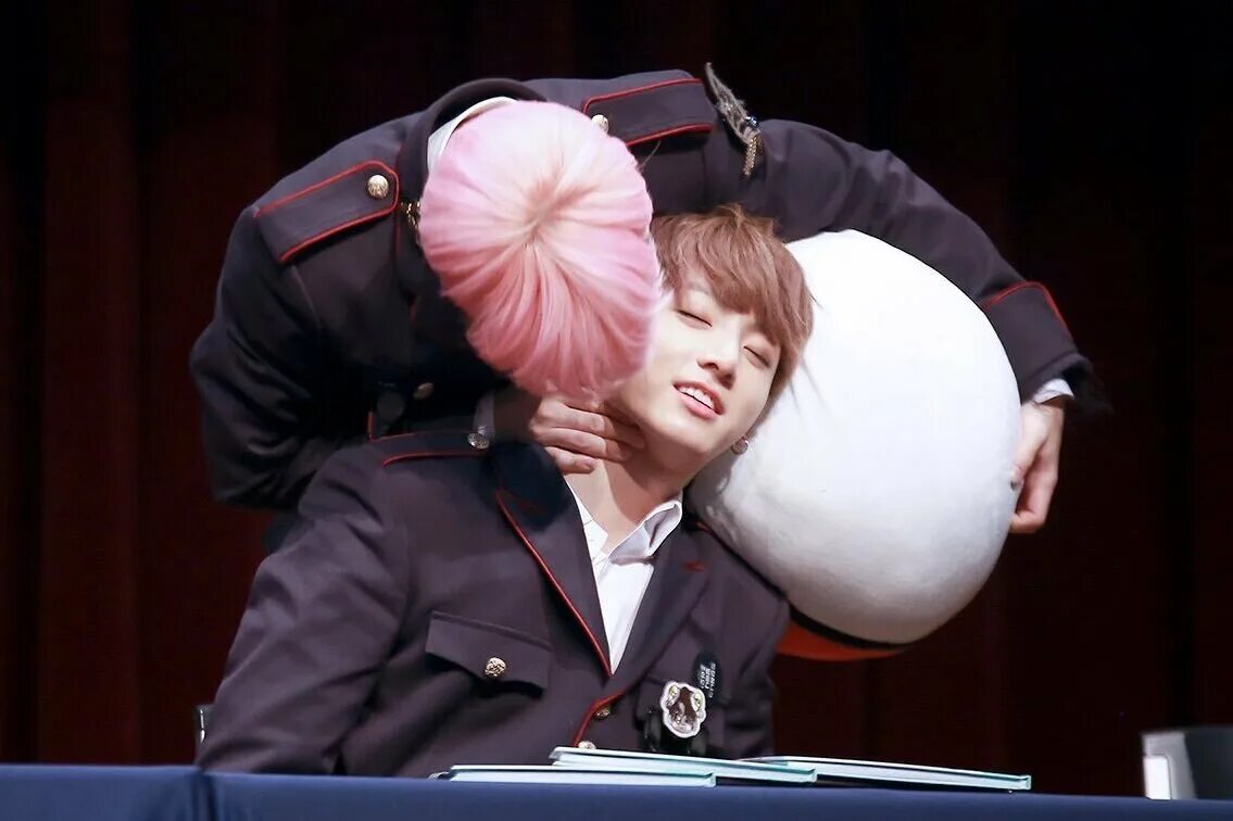 Bts kiss. Bts kiss. Bts чимин и чонгук поцелуй. Bts kiss. Чон чонгук и тэхен.