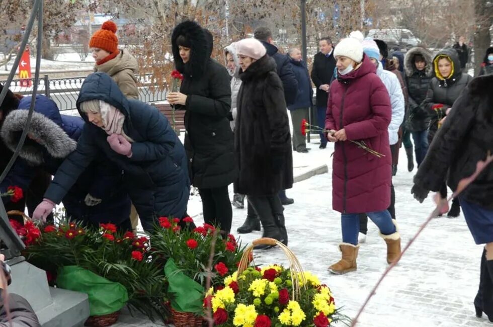 Митинг в Донецке в память. Донецк вечер-Реквием по погибшим детям Донбасса. Реквием о погибших на войне на Украине. Шаман песня реквием в память о погибших