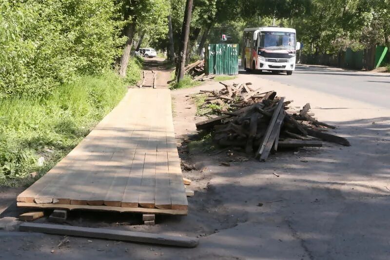 Деревянные тротуары в Архангельске. Деревянные мосточки Архангельск. Деревянные мостовые Архангельска. Дощатые тротуары в Архангельске.