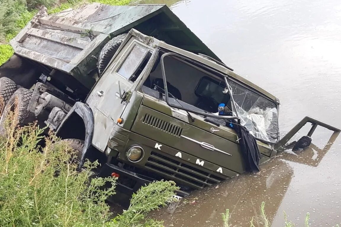 видео где камаз. камаз 6520 на дороге. видео где камаз. камаз 55102 самосвал сельхозник. камаз на камазе в дороге.