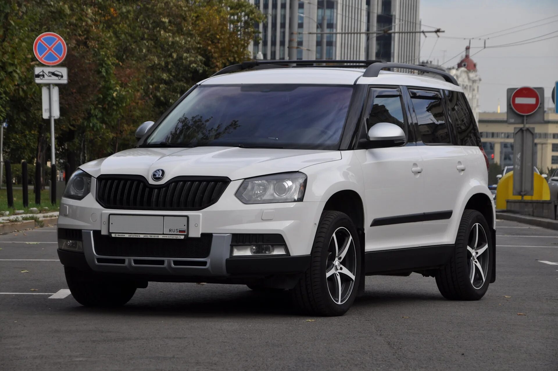 Тюнинг йети. Skoda Yeti 1.8. Шкода Йети 1,8 2014. Шкода Йети 1.8 белый. Skoda Yeti 2012 белый.