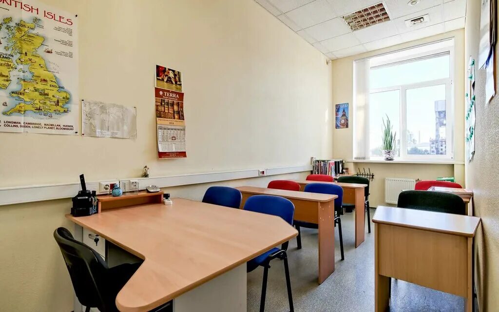 учебный класс курсы. современный класс. изучение иностранных языков в школе. интерьер школьного класса. освоить новую професси.