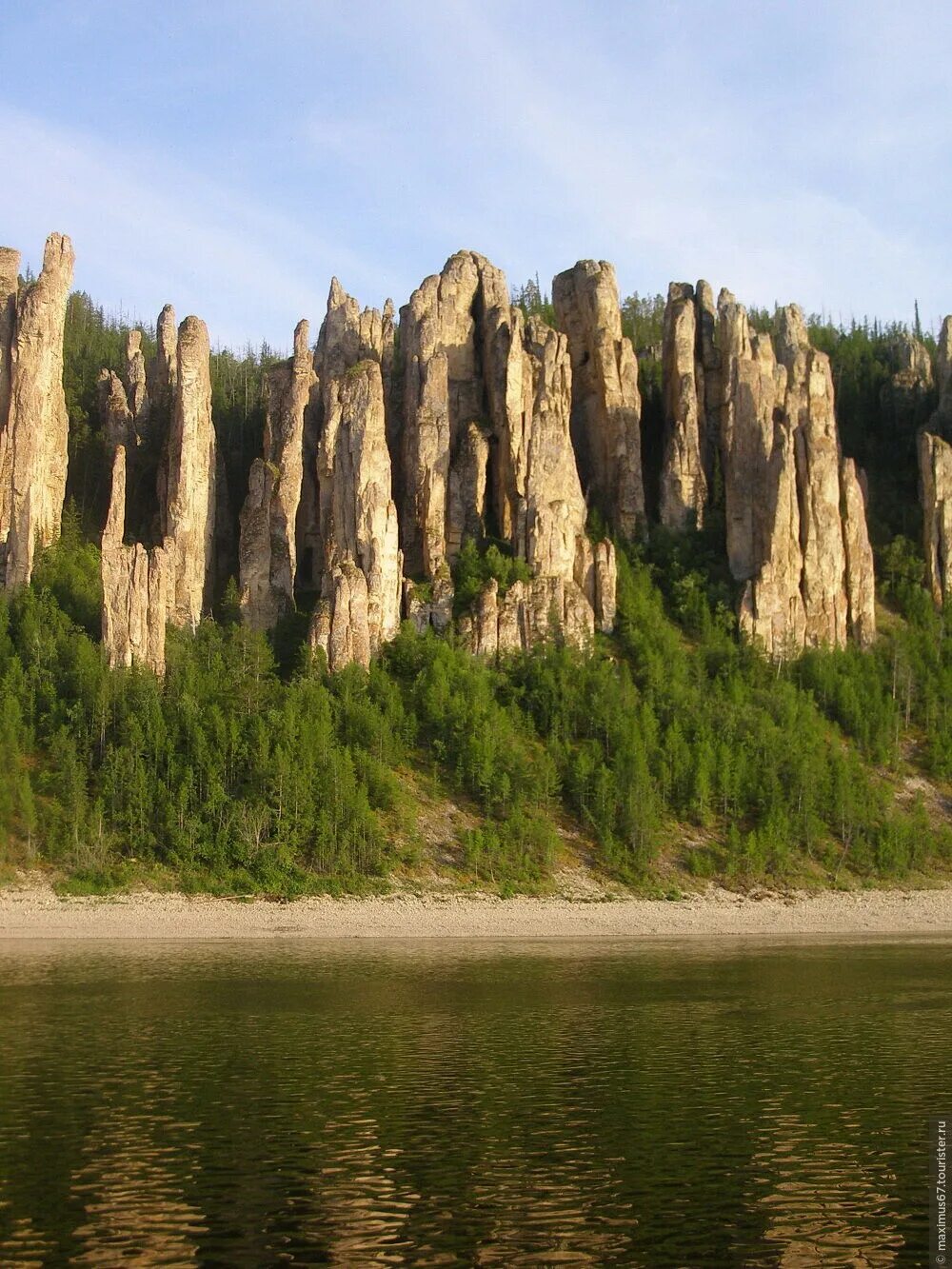 Природное образование на берегу лены. Река Лена Ленские столбы. Саха Якутия Ленские столбы. Национальный парк “Ленские столбы”, Якутия. Каменные столбы на реке Лена.