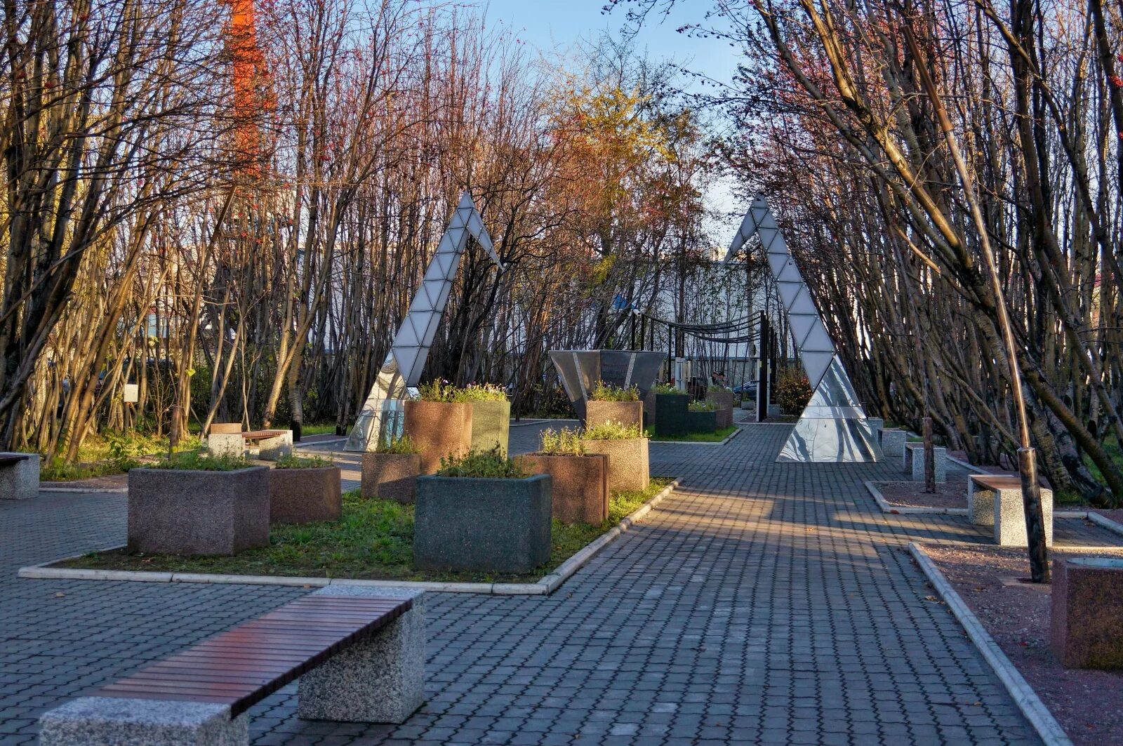 Парки в мурманске. Центральный сквер мурманск. Мурманск центральный парк. Молодежный парк мурманск. Мурманск парк с фонтаном.