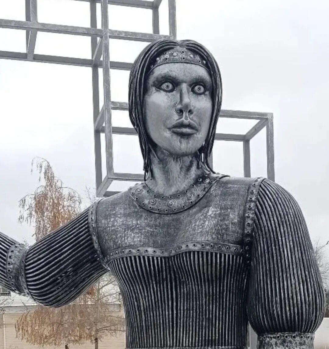 Памятник аленке в воронеже. Страшный памятник алёнке. Алёнка скульптура в воронеже. Памятники нововоронеж. Новый памятник аленке в нововоронеже.