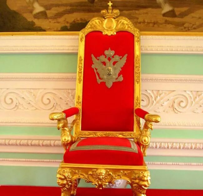 Найти трон. Царский трон николая 2. эрмитаж царский трон. трон царя в эрмитаже. императорский трон петергоф.
