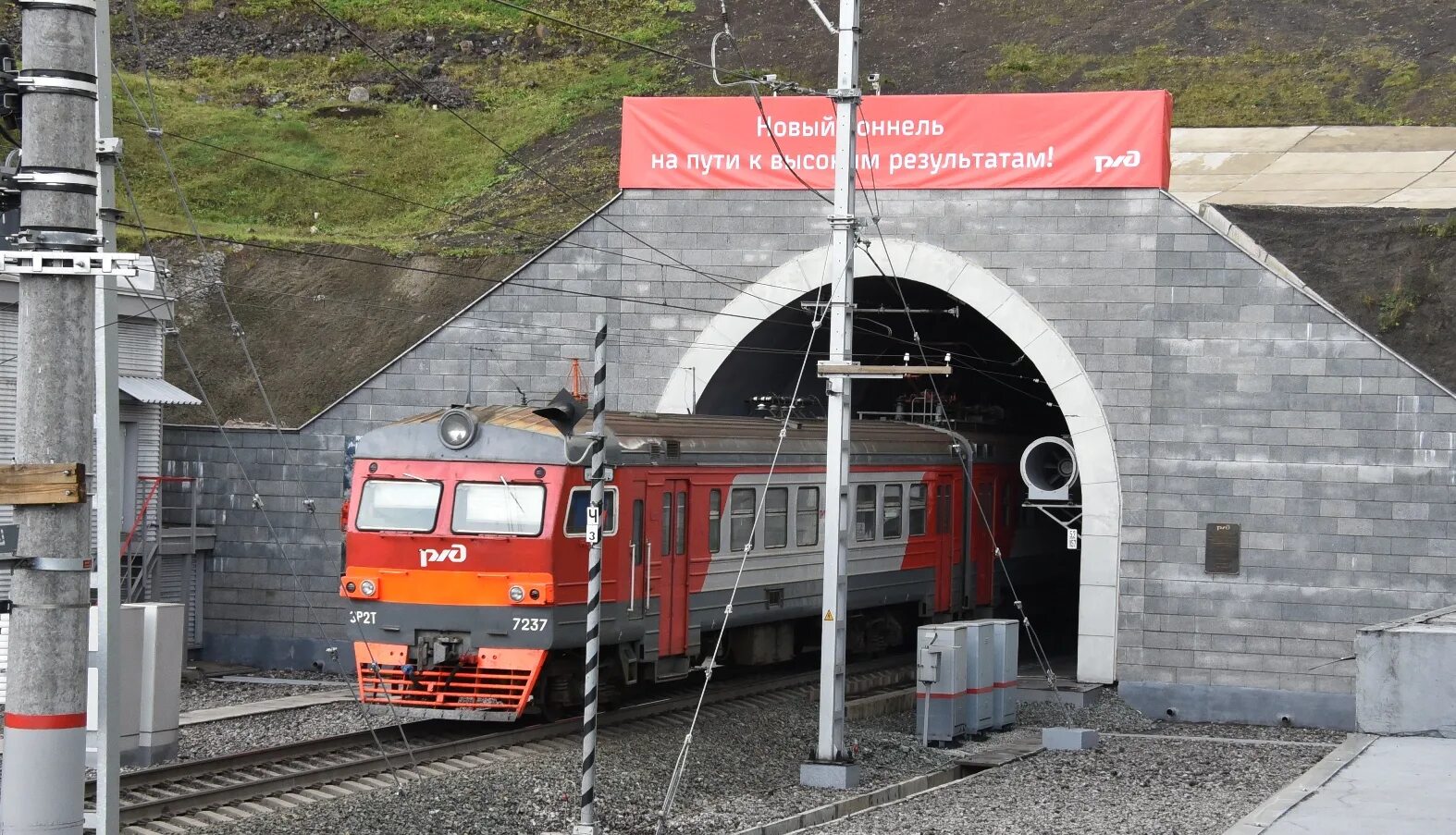 Перед входом в тоннель пассажирского поезда. Томусинский Железнодорожный тоннель. Томусинский ж.д. тоннель. Станция Томусинская. Северомуйский Железнодорожный тоннель.