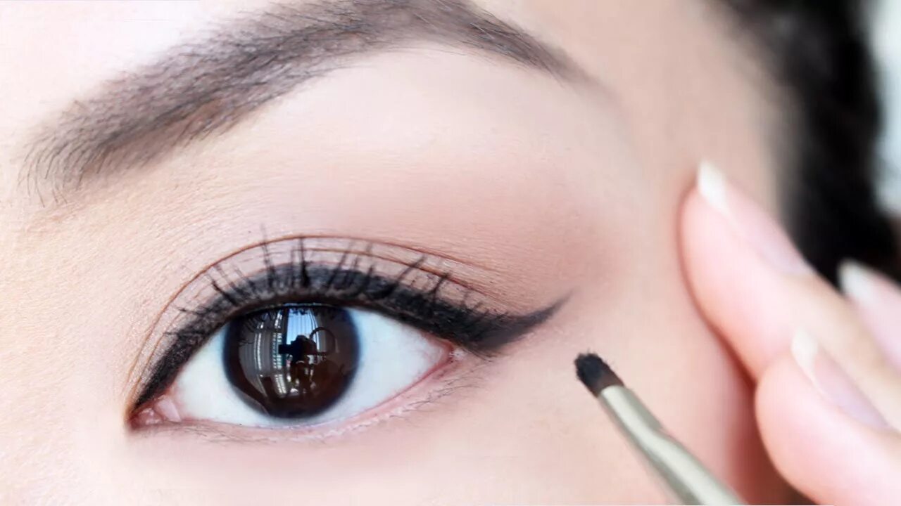 Maquillaje eyeliner difuminado Skin makeup, Eye makeup, Makeup