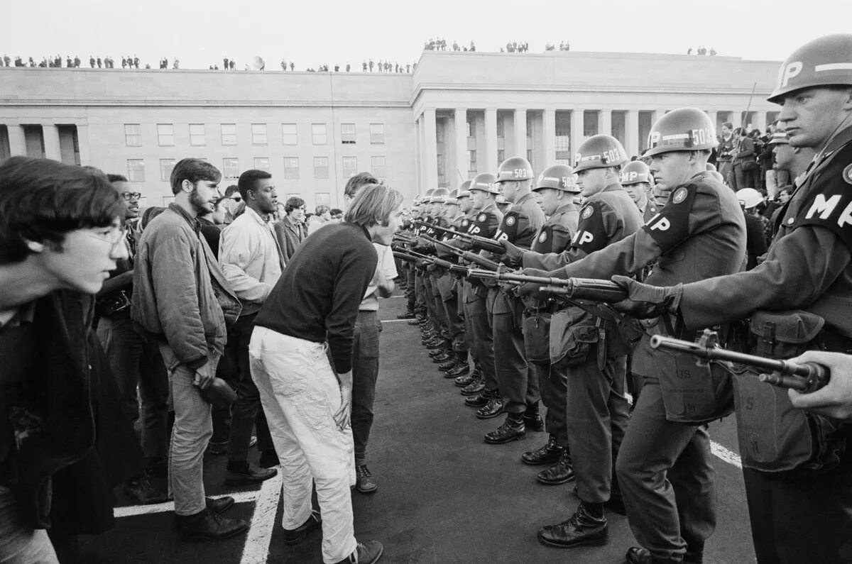 Марши во время войны. Антивоенное движение в США против войны во Вьетнаме. Марш на Пентагон 1967. Антивоенные демонстрации в США Вьетнам. Антивоенные митинги в США Вьетнам 1968.