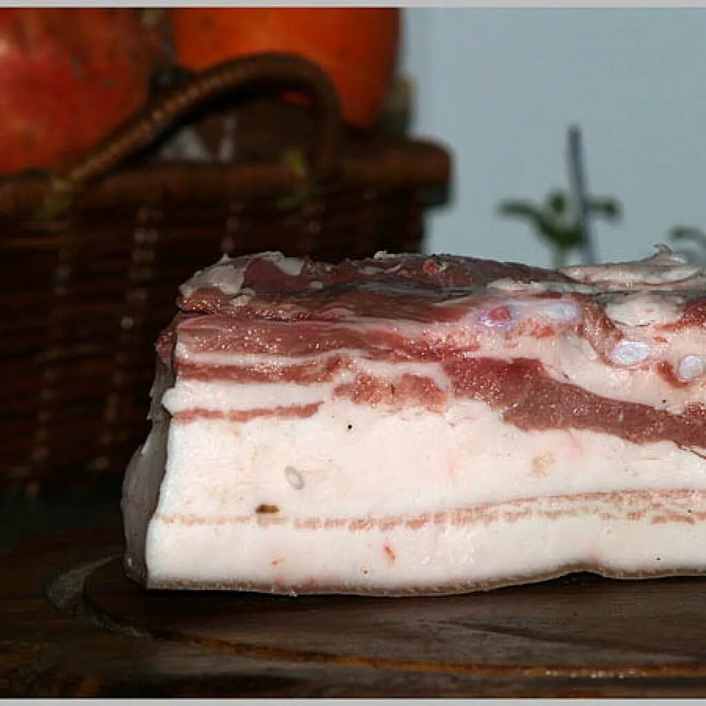 Сало толстое. Сало в рассоле. Большой кусок сала. Сало с прослойками мяса. Просоленное свиное сало.