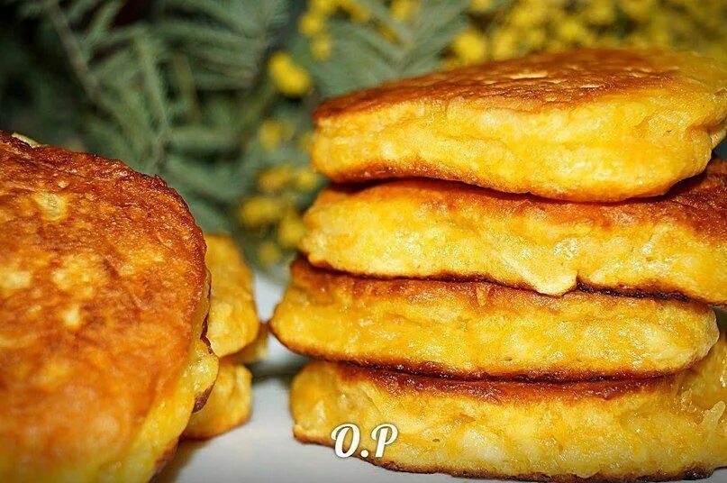 Оладьи из тыквы и яблок рецепты. Тыквенно яблочные оладьи. оладьи тыква с яблоками. оладьи из тыквы самый вкусный. тыквенные оладьи с яблоком.