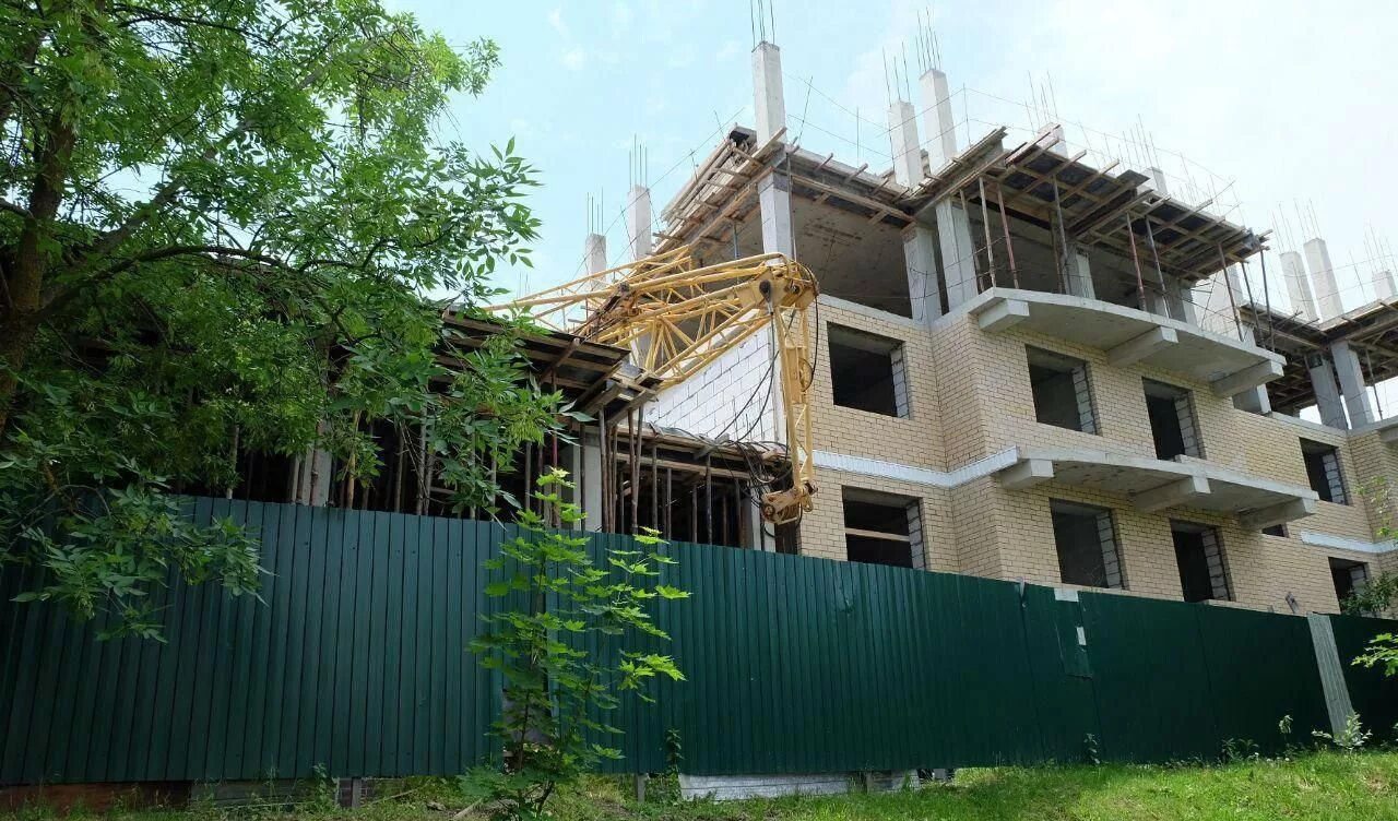Ставрополь строится. Недостроенное здание в ставрополе. упав с недостроенного здания в краснодаре. подъемный кран упал на детский сад в ставрополе. ставрополь ашихина фото.