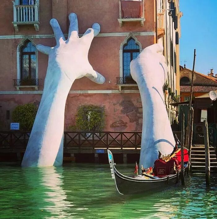 Огромный держаться. Лоренцо Куинн Венеция. Лоренцо Куинн руки Венеция. Лоренцо Куинн скульптура в Венеция.