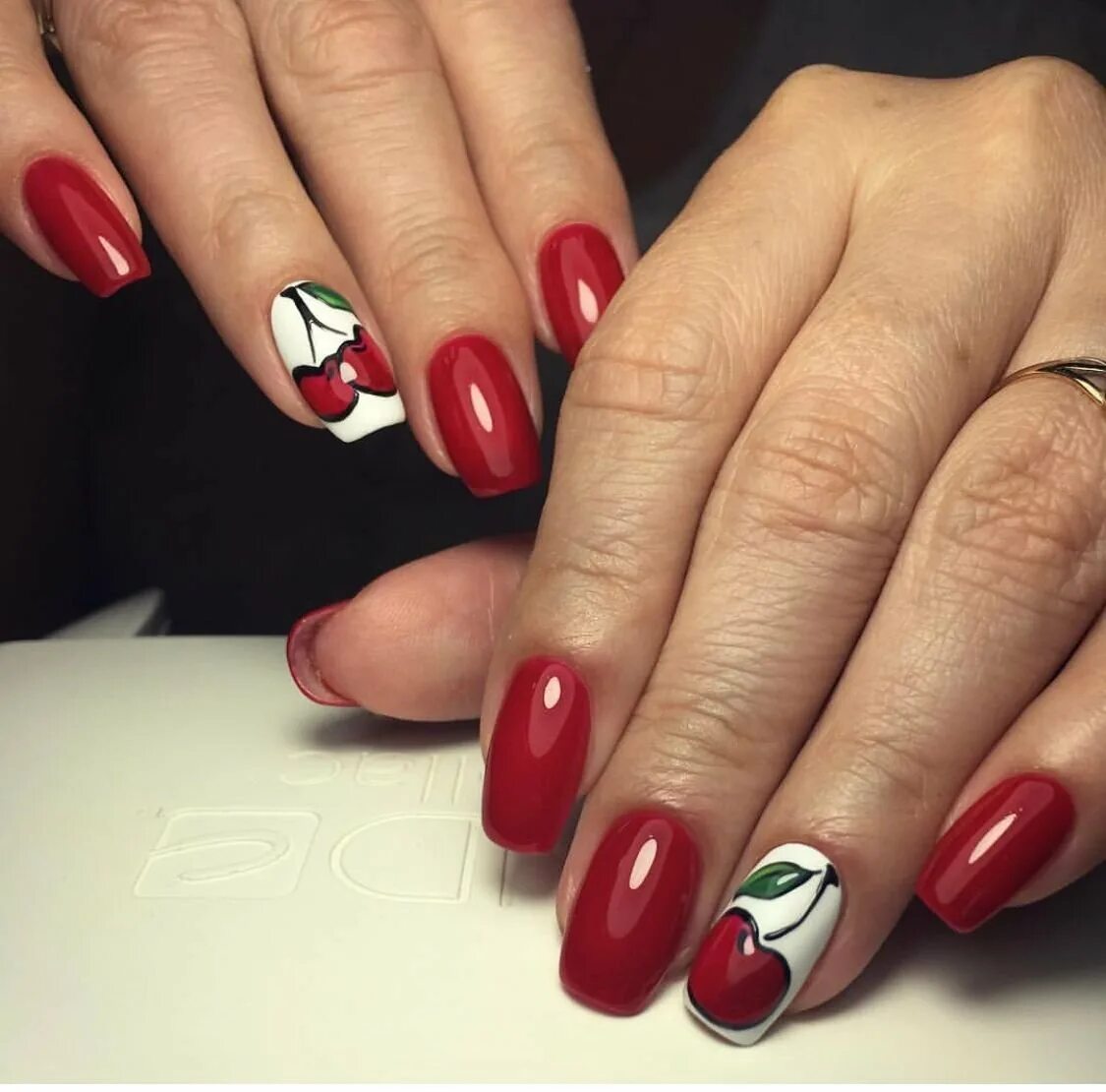 Маникюр вишня. Красный маникюр с вишенками. Красный маникюр с вишенками. Маникюр с вишенками. Ногти вишня.