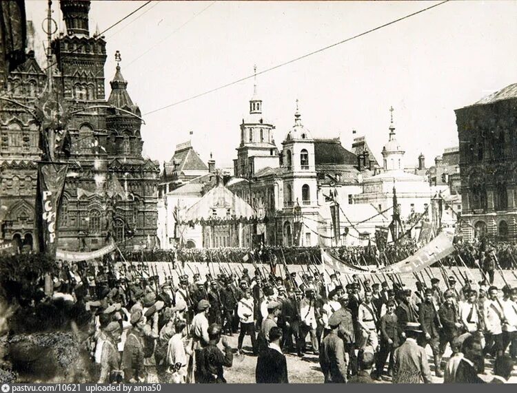 Ленин на красной площади в москве 1919 год. Парад 1922 на красной площади. Москва 1919 год фото. Москва 1919 год. Ленин на красной площади в москве 1919 год.