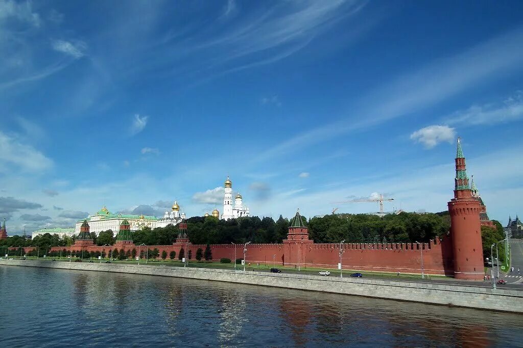 Москва расположена на холмах. Кремль панорама. Московский Кремль. Александровский сад Москва панорама. Кремль фото Москва.