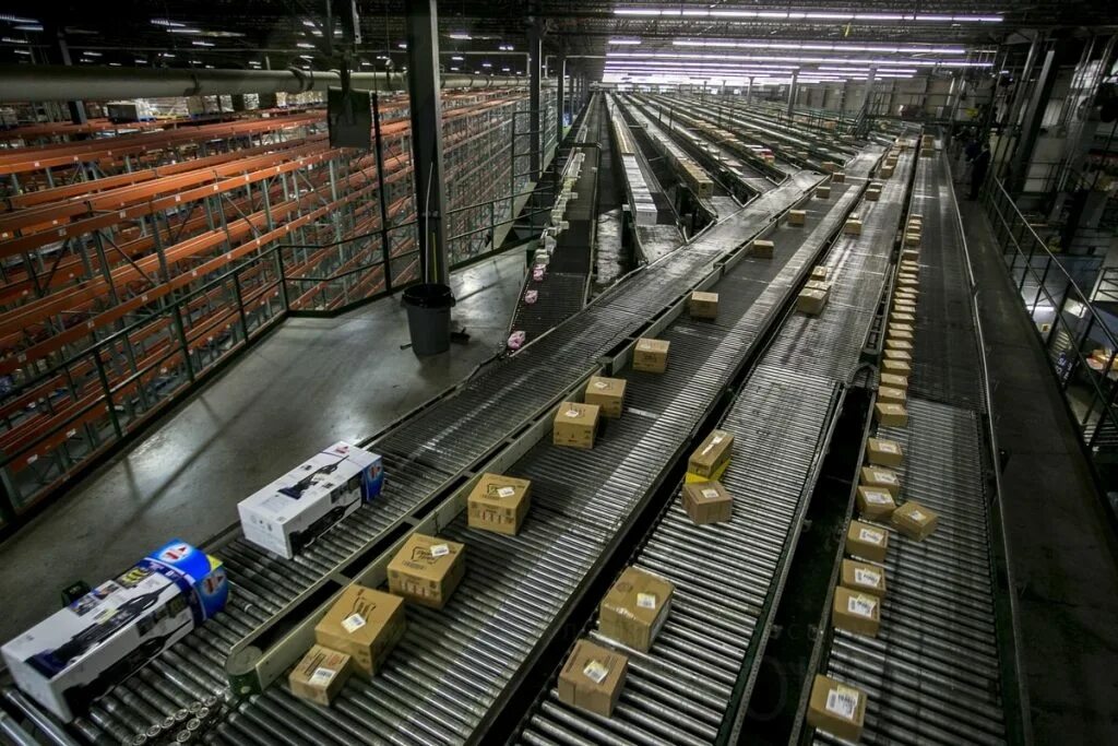 Разгрузка контейнеров. Контейнерные перевозки. Погрузка и разгрузка грузов. Паллетирование груза. Склады в логистике.