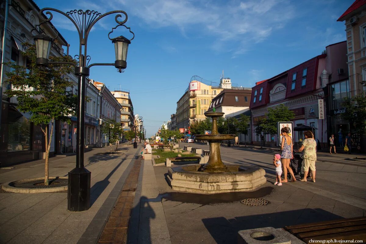 Редко в каком городе. Ленинградская набережная Самара. Город Самара улица Ленинградская. Самара центр города пешеходные. Вид на улицу.