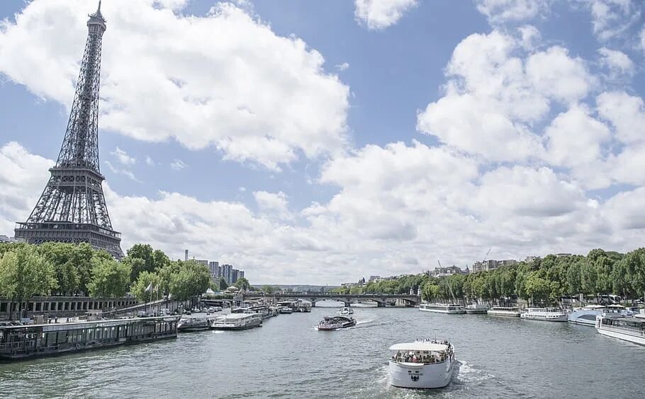 Гремячая башня псков. Река башня. Две башни у реки. Река сена в париже с видом на эйфелеву башню. Река башня.