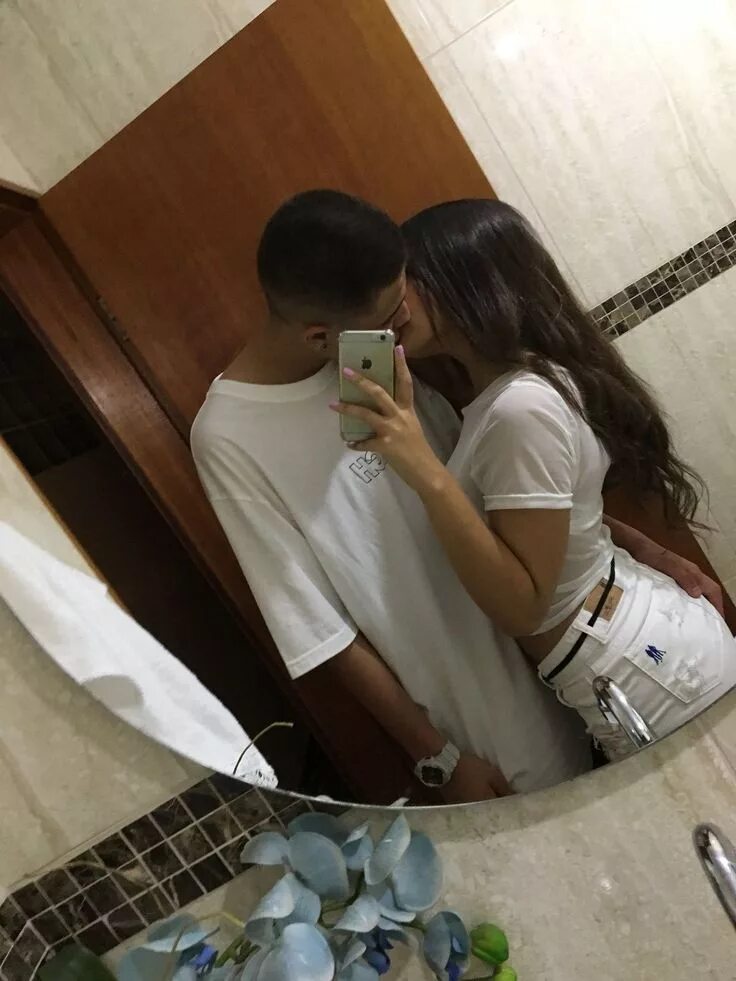 Парень с девушкой в зеркале. Парень с девушкой в зеркале. Селфи пары в зеркале. Парень с девушкой селфи. Парень с девушкой в зеркале.