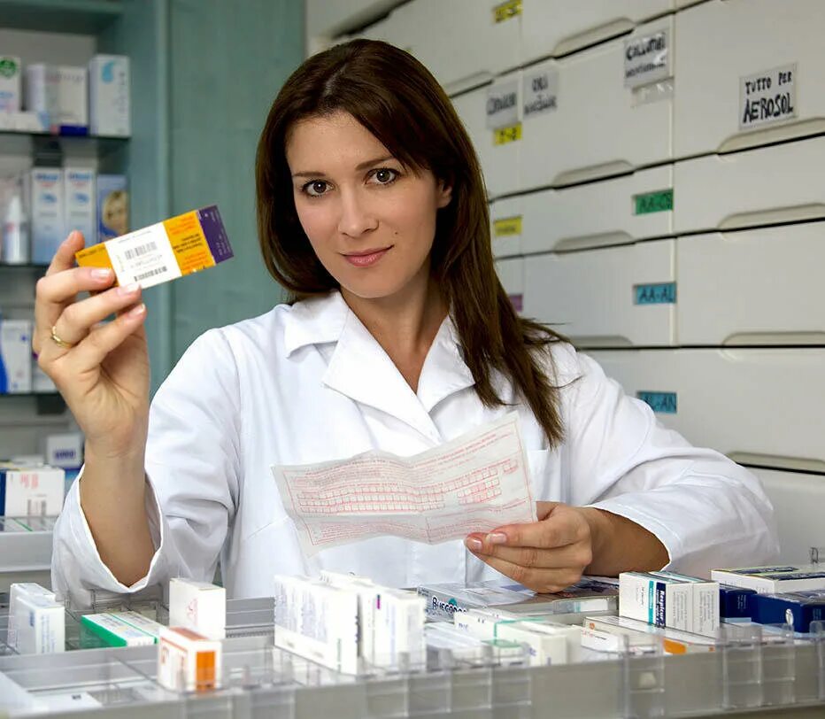 медикам и аптекарям отвечал. фармацевт с лекарствами. медикам и аптекарям отвечал. фармацевт и врач. фото фармацевта с телефоном.