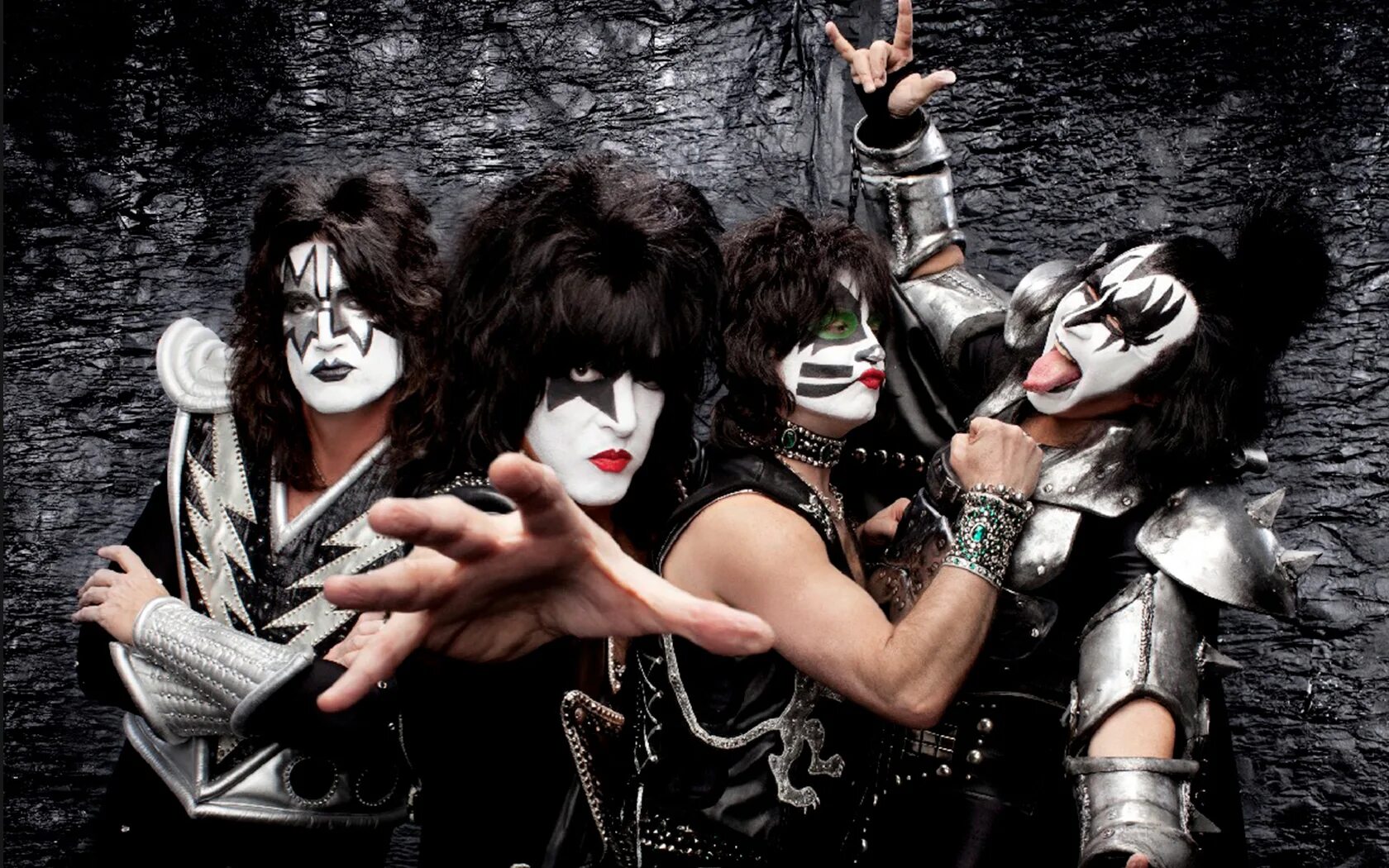 Kiss code. Группа kiss. глэм рок группа kiss. группа кисс участники. группа кисс без грима.